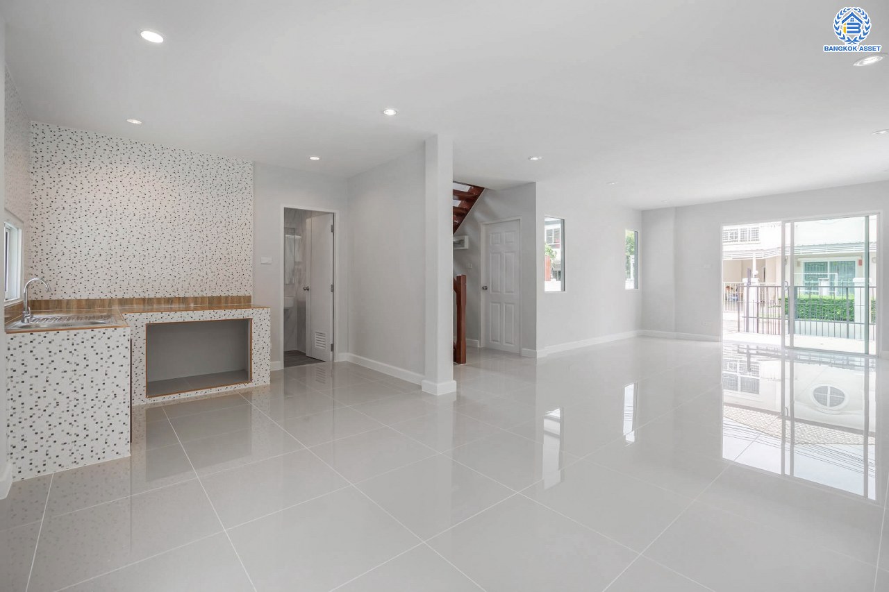 บ้านมือสองตกแต่งใหม่ ม.ชวนชื่น บรู๊คไซด์ ราชพฤกษ์-ติวานนท์ เนื้อที่ 53.6 ตร.ว. ฟังก์ชัน 3 ห้องนอน 2 ห้องน้ำ จอดรถได้ 1 คัน บรรยากาศเงียบสงบเป็นส่วนตัว สิ่งอำนวยความสะดวกมากมาย! บนทำเลศักยภาพ หน้าโครงการติดถนนใหญ่ ใกล้จุดขึ้นทางด่วน "ศรีสมาน"